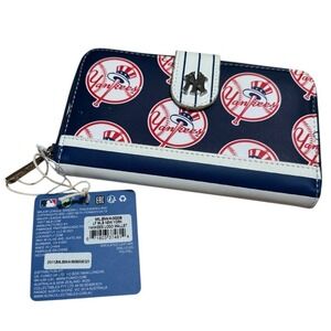 Loungefly NWT New York Yankees MLB Womens Zip Around Wallet 7 x 4 inches